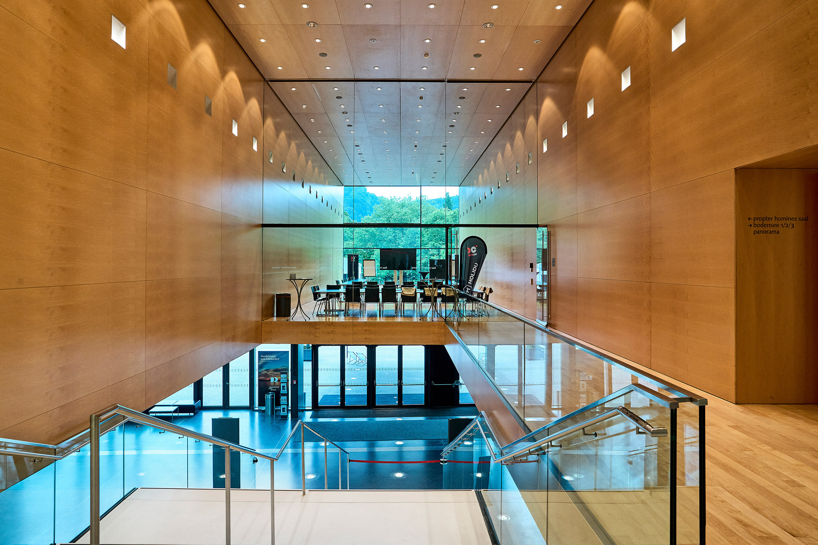 Der Saal propter homines mit hellem Holz im Festspielhaus Bregenz © Anja Koehler