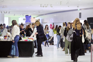 Fachmesse-Besucherinnen im hellen Foyer des Festspielhaus Bregenz