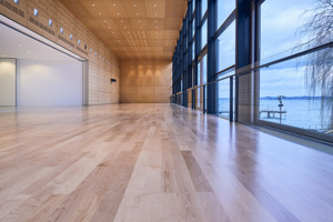 Das leere Seefoyer mit Blick auf den Bodensee im Festspielhaus Bregenz