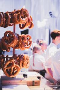 Catering-Mitarbeiter:innen vor einem Brezelstand im Festspielhaus Bregenz