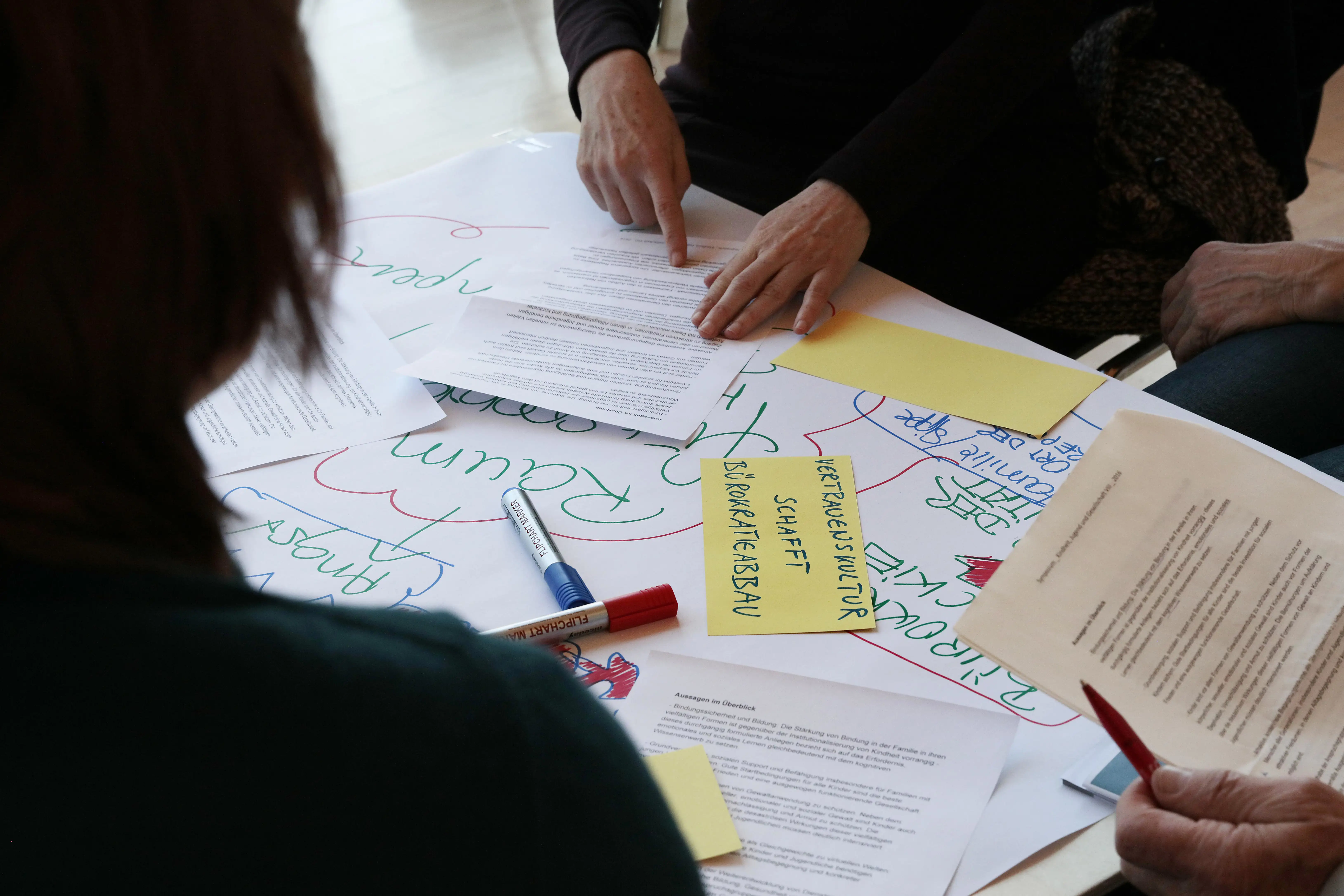© Anja Koehler Menschen im World Café miteinander ins Gespräch bringen © Anja Koehler