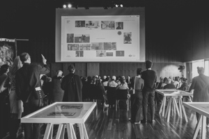 eine schwarz-weiß Aufnahme stehender Personen vor einer Leinwand im Seestudio