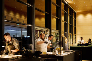 Drei Köche bei der Arbeit in einer Showküche im Seefoyer des Festspielhauses Bregenz