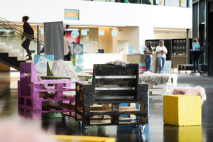 Moderne bunte Holzmöbel im Eingangsfoyer des Festspielhauses Bregenz