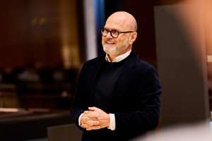 Kongresskultur Bregenz Geschäftsführer begrüßt die Gäste im Seefoyer des Festspielhauses Bregenz