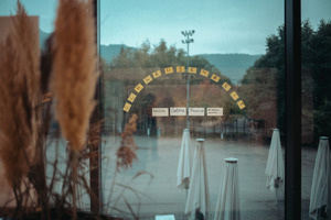 Blick aus dem Saal Panorama auf den herbstlichen Vorplatz des Festspielhauses Bregenz