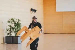 © Büro Magma, Magdalena Türtscher ein Veranstaltungstechniker mit einem Stapel Sühle im Seefoyer des Festspielhauses Bregenz © Büro Magma, Magdalena Türtscher