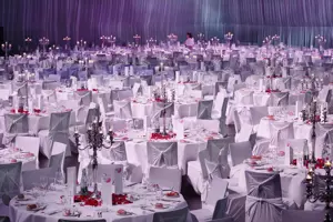 © Anja Koehler Feierlich eingeleuchtete Werkstattbühne mit runden eingedeckten Tischen im Festspielhaus Bregenz © Anja Koehler