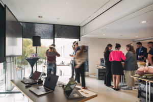Kongressteilnehmer:innen testen Virtual Reality Headsets im Saal Panorama im Festspielhaus Bregenz