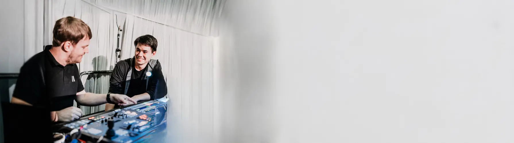 Zwei Techniker sitzen an einem Mischpult im Festspielhaus Bregenz © Frederick Sams