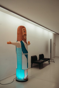Aufblasbare Jesus-Figur mit ausgestreckten Armen im Foyer des Festspielhauses Bregenz