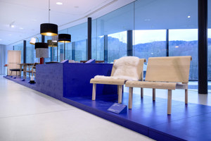 Designermöbel und Lampen bei der Kunstmesse STAGE Bregenz 2024 im Parkstudio im Festspielhaus Bregenz