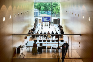 Tagungsteilnehmer:innen an U-Form-Betischung im Saal propter homines im Festspielhaus Bregenz