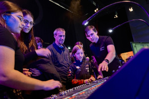 Veranstaltungstechnik-Lehrlinge zeigen interessierten Besuchern ein Mischpult im Festspielhaus Bregenz