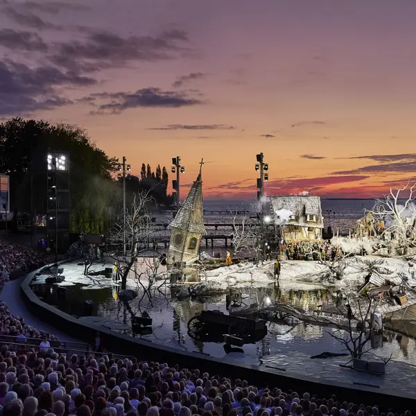 Die Seebühne Bregenz mit dem Bühnenbild Der Freischütz in der Dämmerung © Anja Koehler / Bregenzer Festspiele