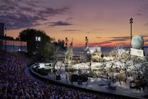 Die Seebühne Bregenz mit dem Bühnenbild Der Freischütz in der Dämmerung