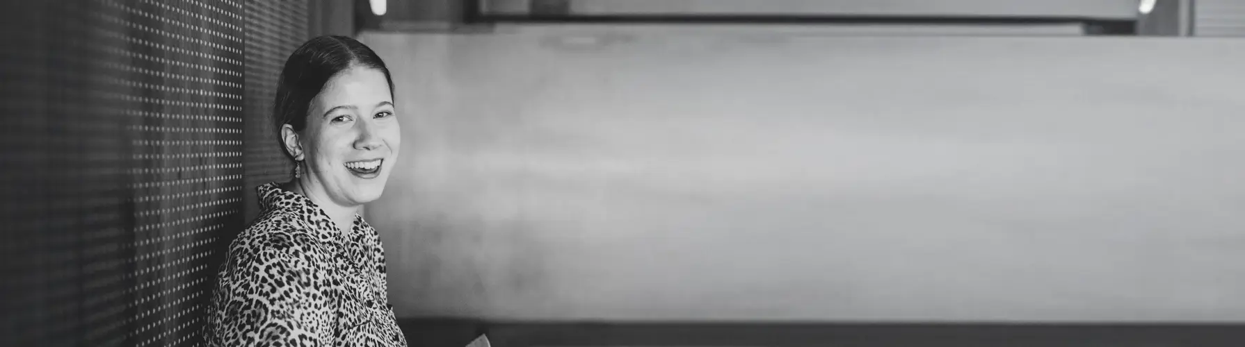 © Büro Magma, Magdalena Türtscher Festspielhaus Bregenz Marketing-Mitarbeiterin Michaela Kessler lehnt an einer Wand und lacht vergnügt in die Kamera © Büro Magma, Magdalena Türtscher