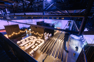 Werkstattbühne Blick von oben, mit Raumteilern für Loungebereich und Reihenbestuhlung