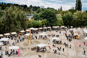 Marktstände auf dem Platz der Wiener Symphoniker vor dem Festspielhaus Bregenz