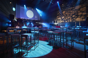 Festlich eingeleuchtetes Seestudio im Festspielhaus Bregenz mit Stehtischen und Bühne