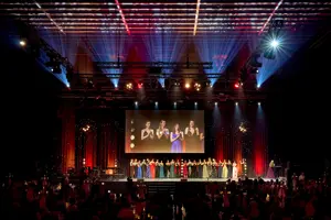 © Anja Koehler Ballbesucherinnen in langen Kleidern applaudieren stehend auf der Werkstattbühne © Anja Koehler